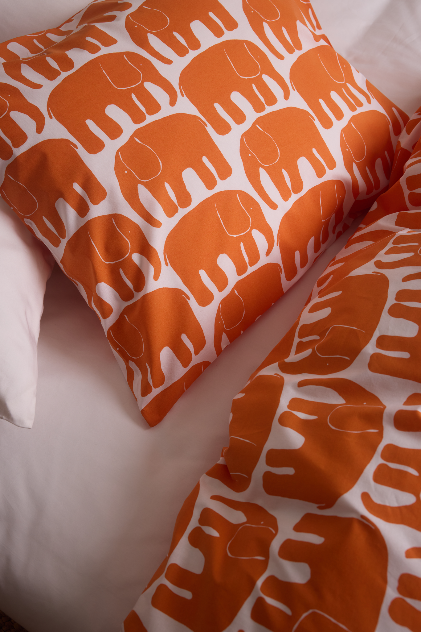 60652-4547-19-06_10; Finlayson Elefantti Duvet Cover Set White / Light Orange / 150x210 + 50x60 cm 