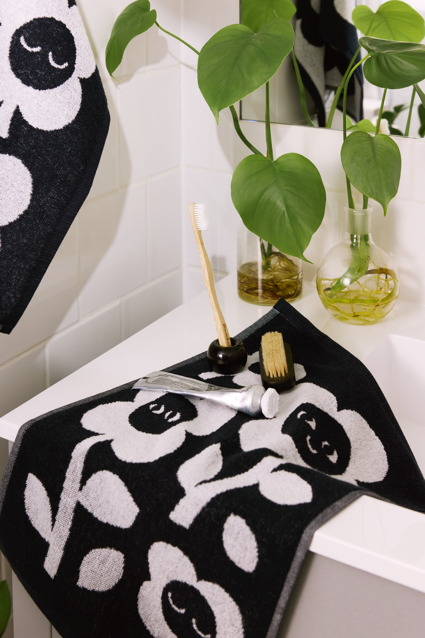 70562-5496-01-12_2; Finlayson Riemu Hand Towel Black / White / 50x70 cm 