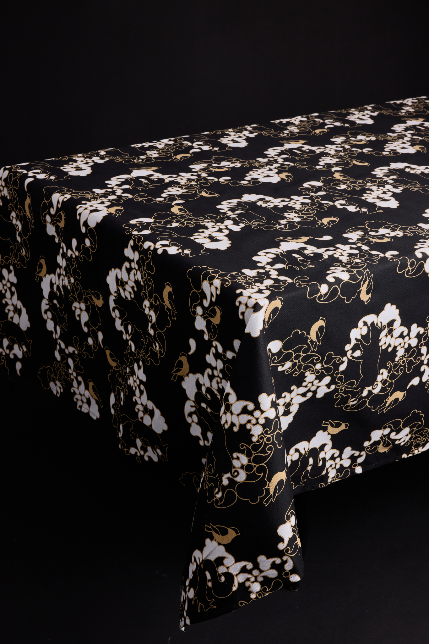 80419-4454-02-06_1; Finlayson Sopraano Table cloth Black / Gold / 145x250 cm 