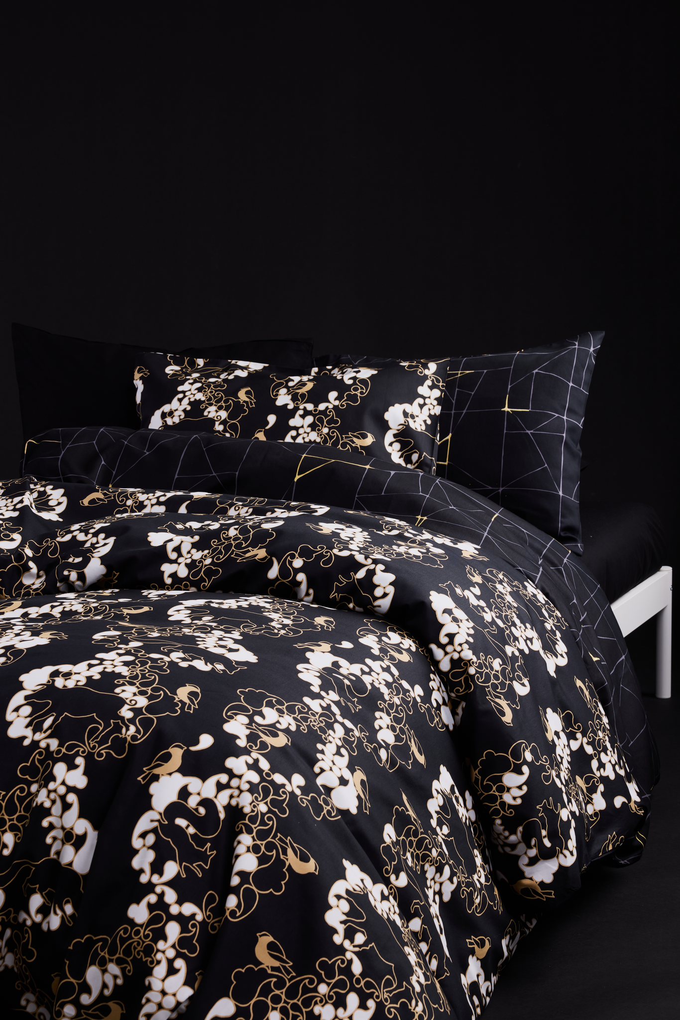 60712-5133-01-06_1; Finlayson Loisto Sateen Duvet Cover Set Black / Gold / 150x210 + 50x60 cm 
