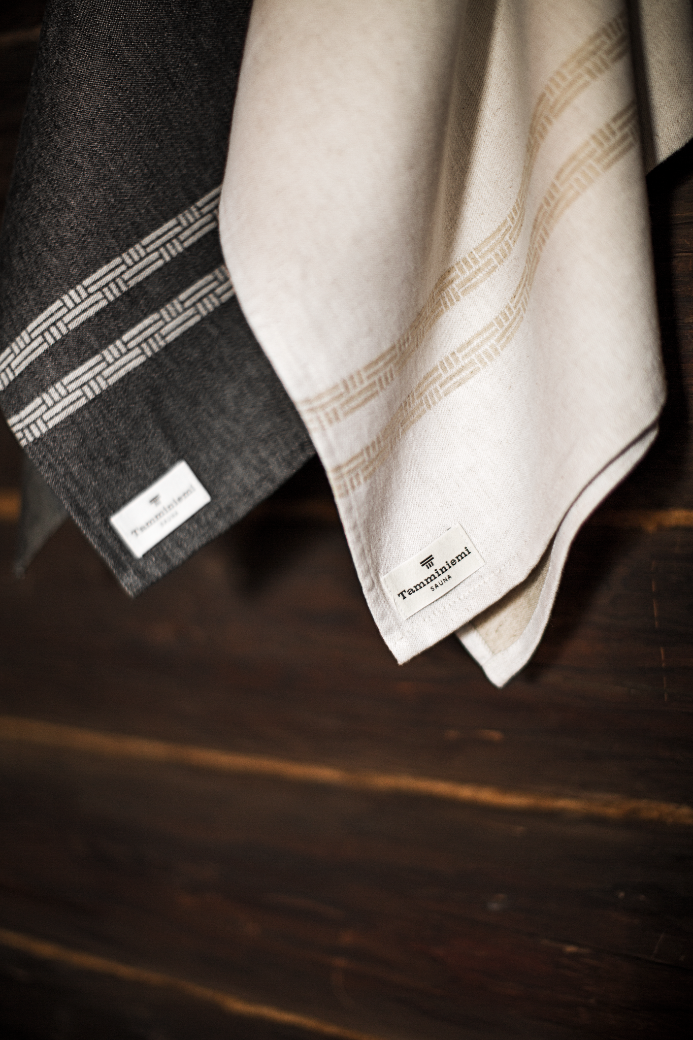 70167-0001-02-12_1; Finlayson Tamminiemi Towel Black / Flax / 50x70 cm 