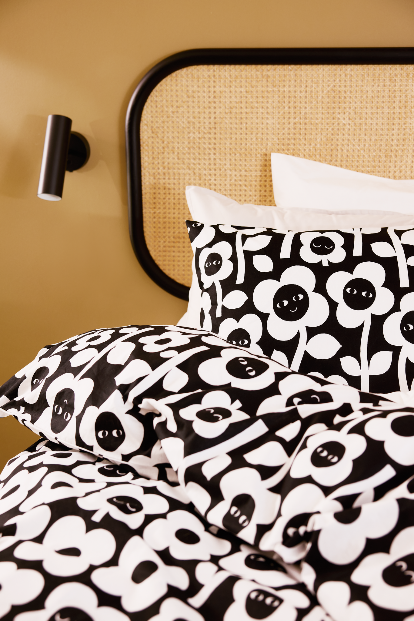 60652-5492-01-06_1; Finlayson Kukkariemu Duvet Cover set Black / White / 150x210 + 50x60 cm 