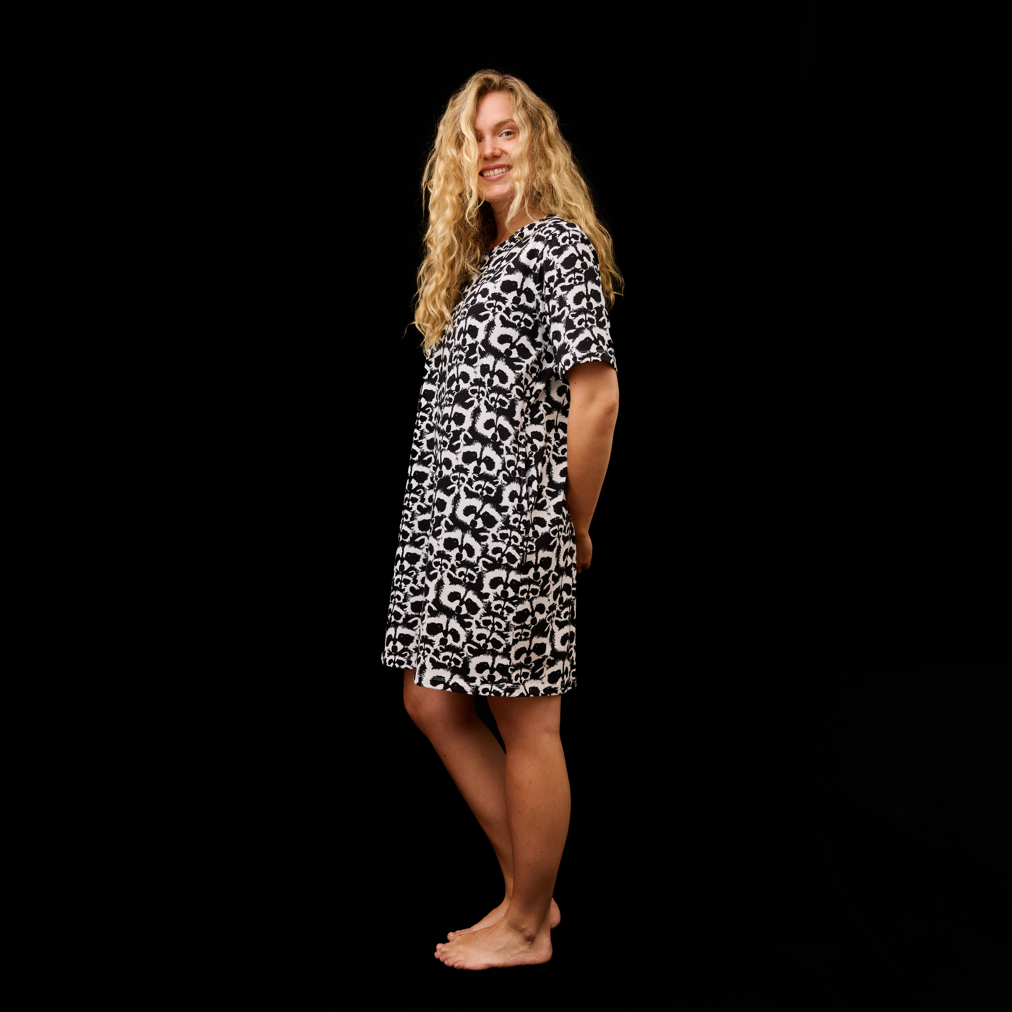 FW15004-991-M; Finlayson Pesue Nightshirt Blackn and white / M 