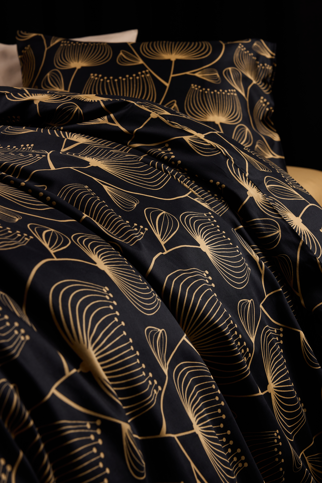 60692-5136-03-05_1; 60712-5136-03-06_1; Finlayson Esther Sateen Duvet Cover Set Black / Gold / 150x210 + 50x60 cm 