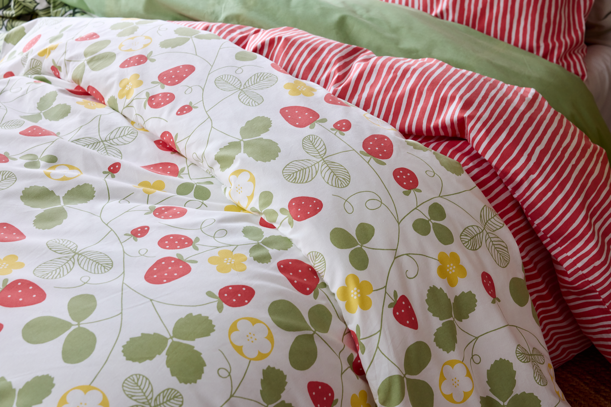 60653-4507-03-06_4; Finlayson Mansikka Duvet cover set Green / Red / Yellow / 150x210 + 50x60 cm 