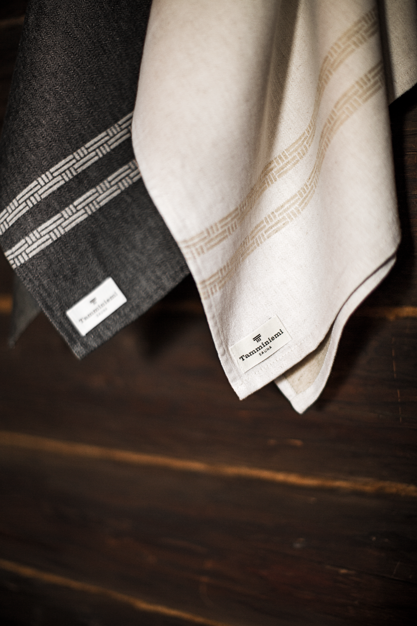 70167-0001-02-12_1; 70168-0001-02-06_1; Finlayson Tamminiemi Towel Black / Flax / 90x180 cm 