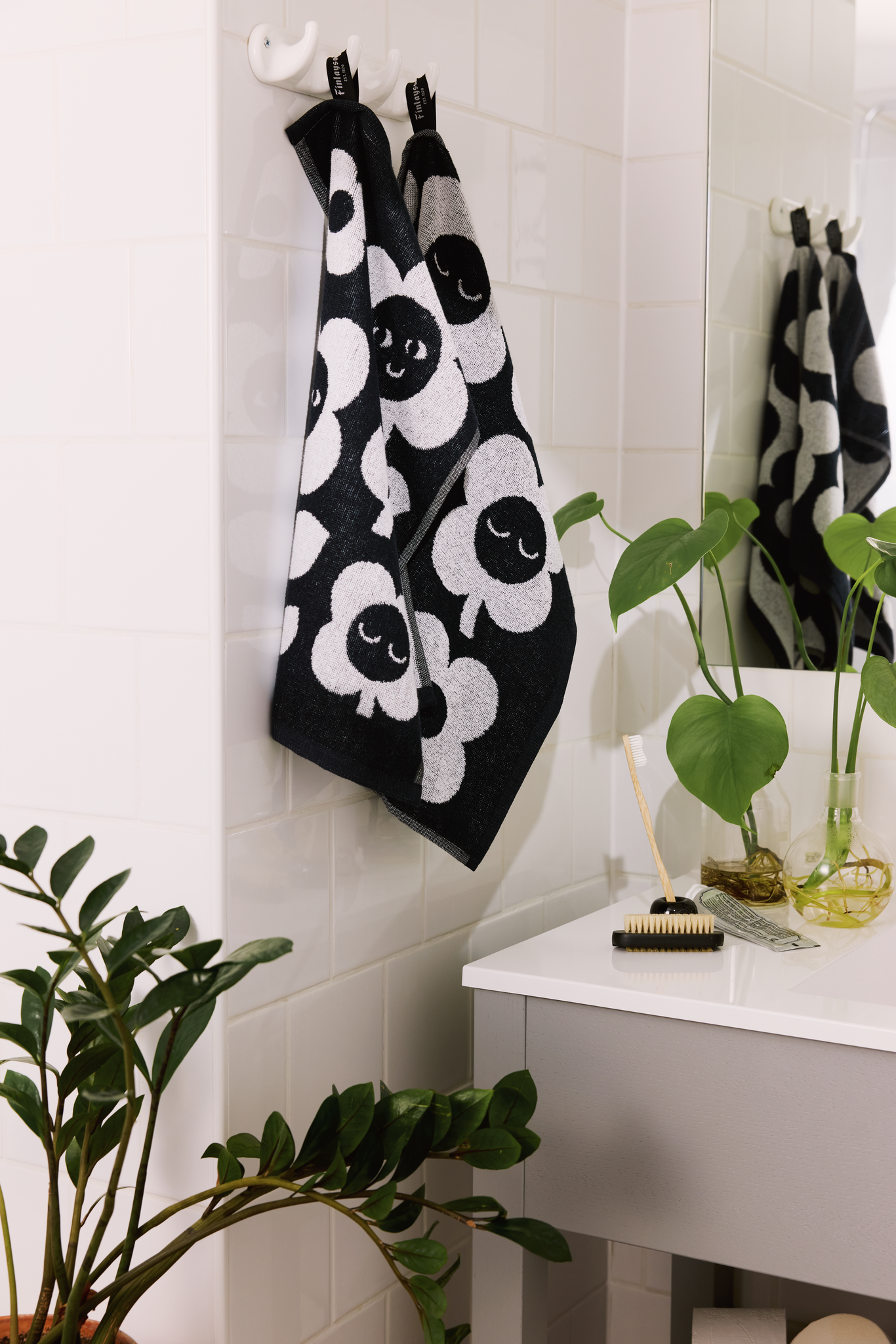 70562-5496-01-12_1; Finlayson Riemu Hand Towel Black / White / 50x70 cm 