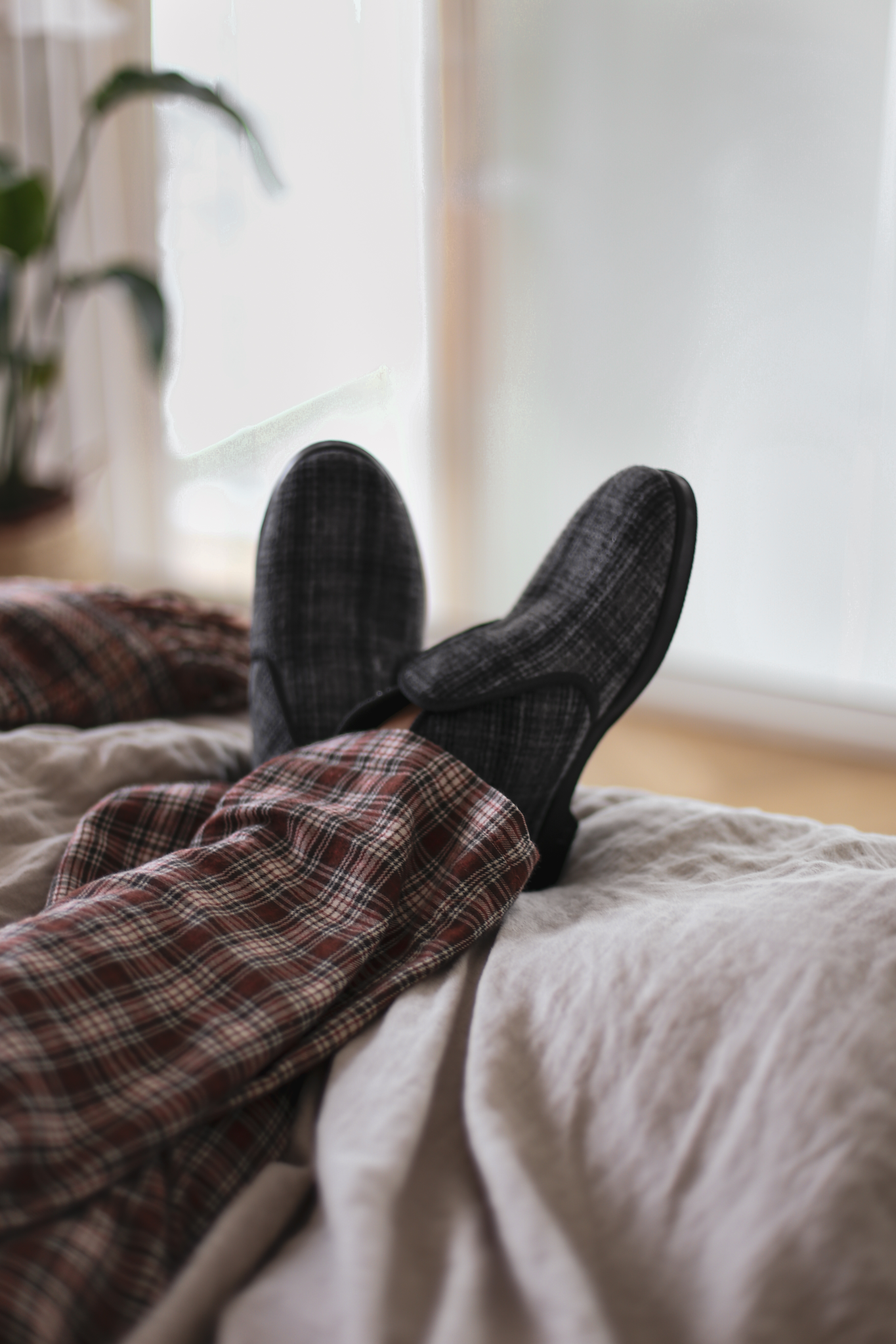 1000-002-37_1; Finlayson Reino Slippers Dark Grey / 37 