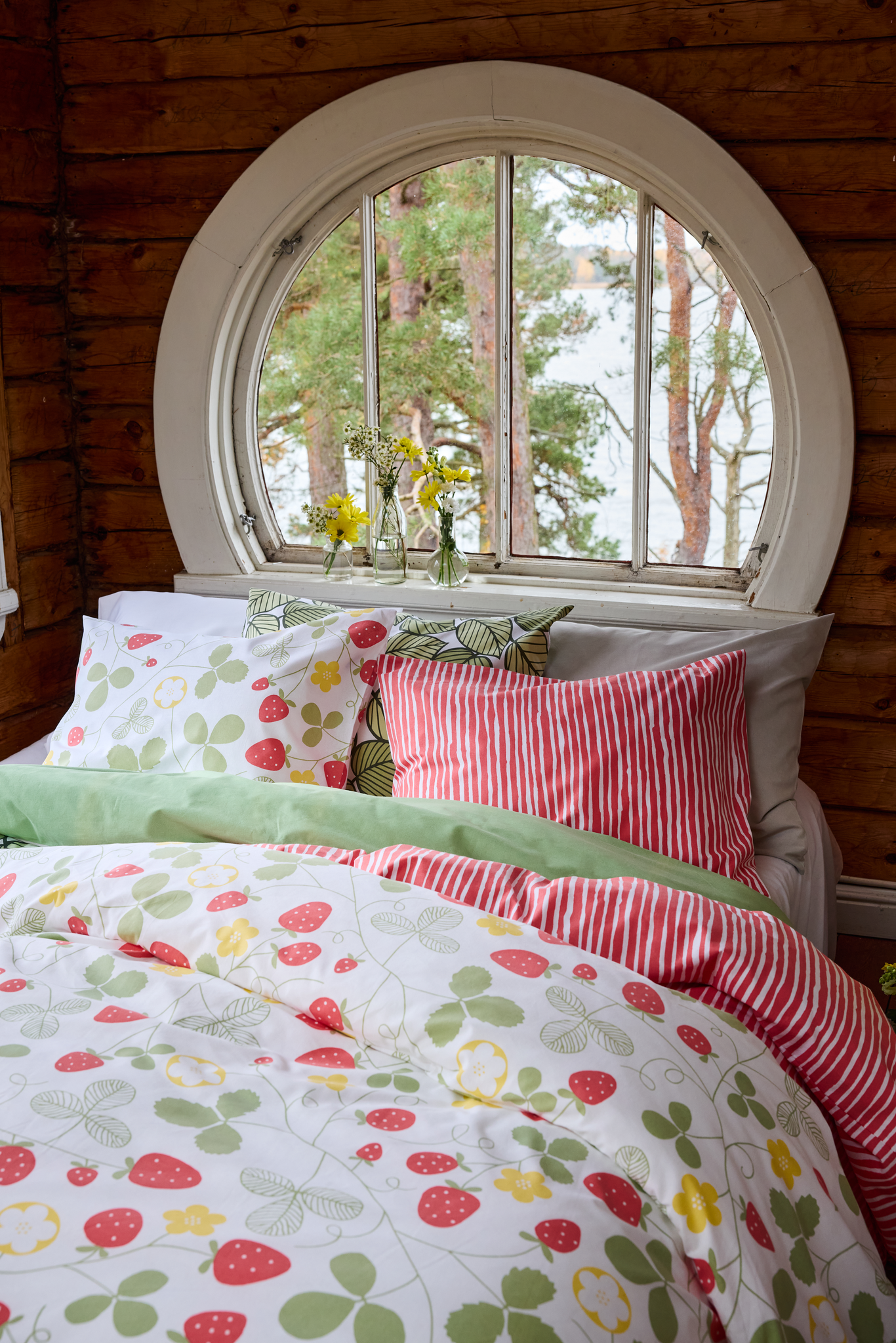 60653-4507-03-06_1; Finlayson Mansikka Duvet cover set Green / Red / Yellow / 150x210 + 50x60 cm 
