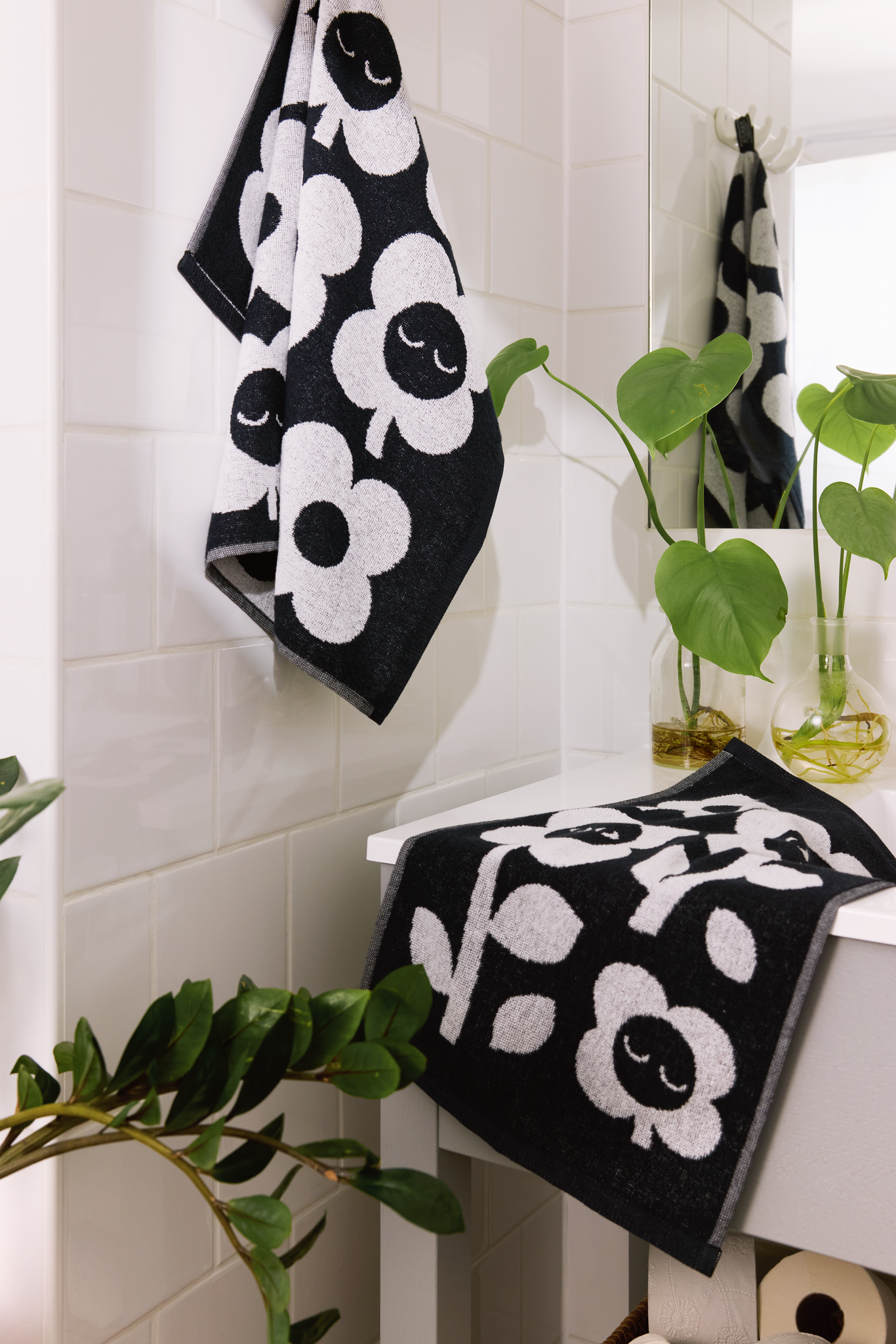 70563-5497-01-12_2; Finlayson Kukka Hand Towel Black / White / 50x70 cm 