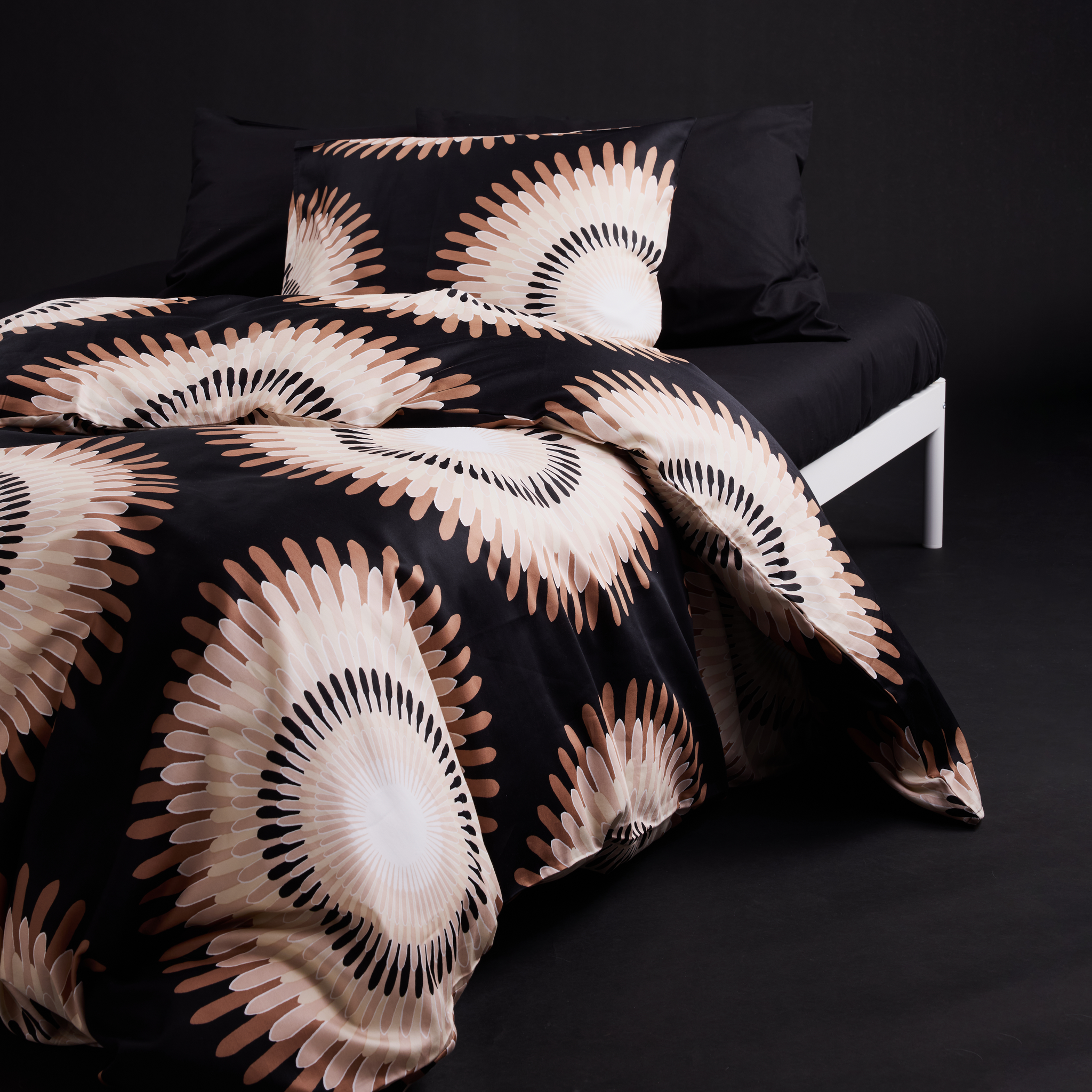 60712-4461-10-06; Finlayson Tuike Sateen Duvet Cover set Black / Brown / 150x210 + 50x60 cm 