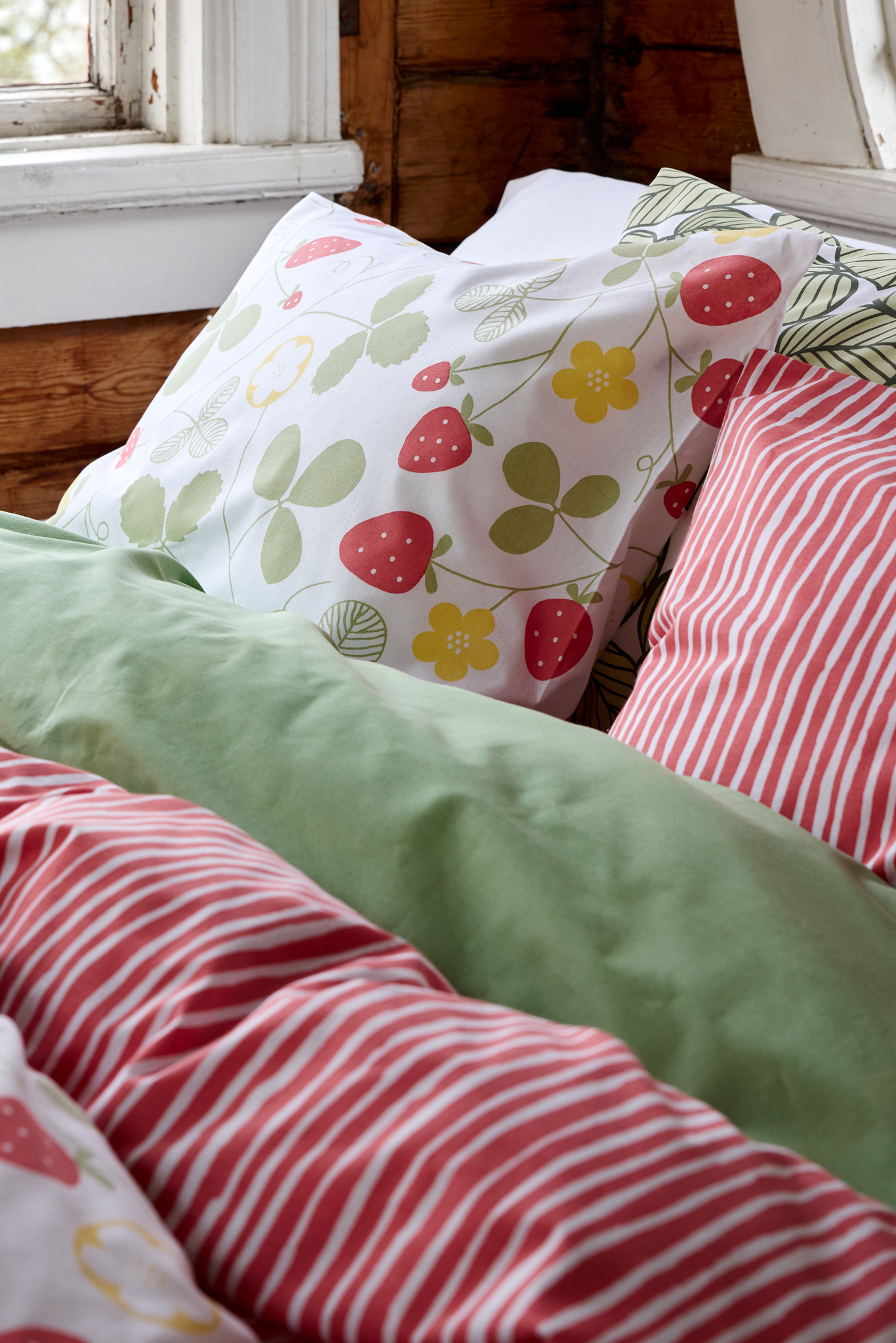 60653-4507-03-06_3; Finlayson Mansikka Duvet cover set Green / Red / Yellow / 150x210 + 50x60 cm 